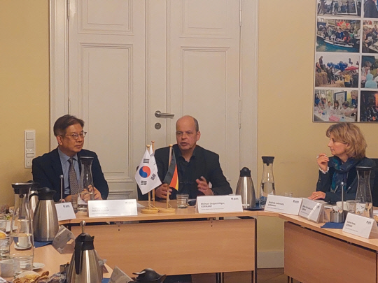 윤석주 KIT 부소장(왼쪽)이 지난 9일 독일 베를린에서 독일연방위해평가원과 전략적 협업 방안 논의를 위한 세미나에 참석했다.  KIT 제공